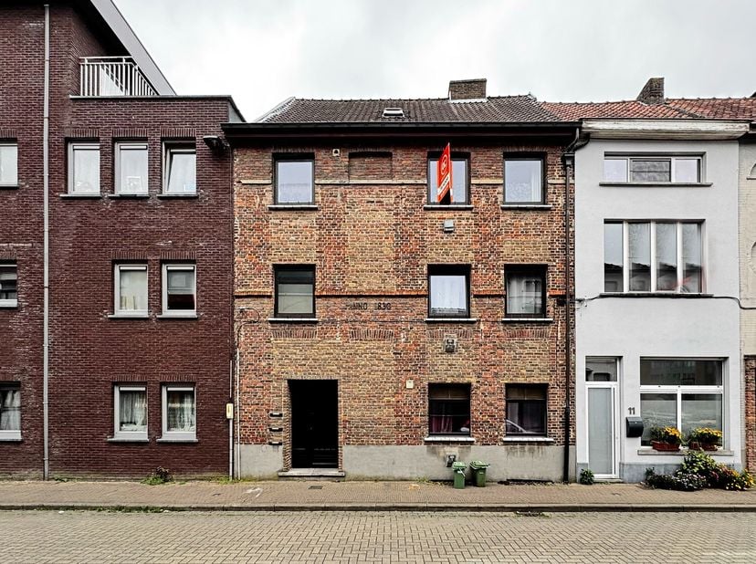 Appartement gelijkvloers 9A: inkom, hal, leefruimte, keuken, wc, badkamer, slaapkamer keuken, garage. (85m2)&lt;br /&gt;
EPC 496kWh/(m2jaar), energielabel E
