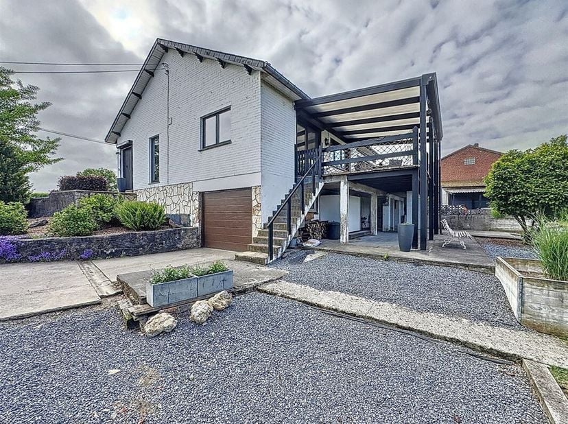 Prix: Offre à partir de 325.000 euros, frais d&#039;agence non inclus et à charge de l&#039;acquéreur. &lt;br /&gt;
Chouette villa 4 façades habitable rapidement et c