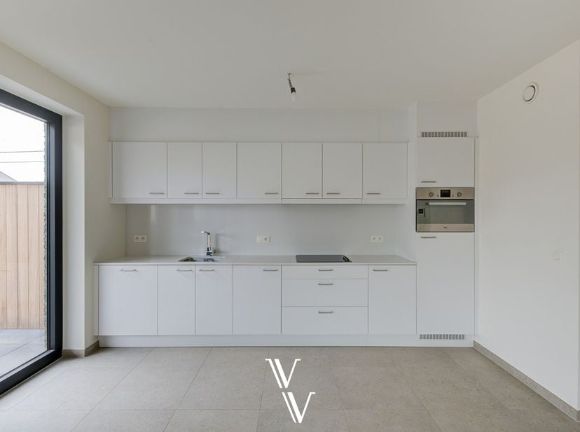 Dit nieuwbouwappartement is gelegen aan de achterzijde van een nieuwe mooie residentie met zicht op de binnentuin.&lt;br /&gt;
&lt;br /&gt;
We betreden het appart