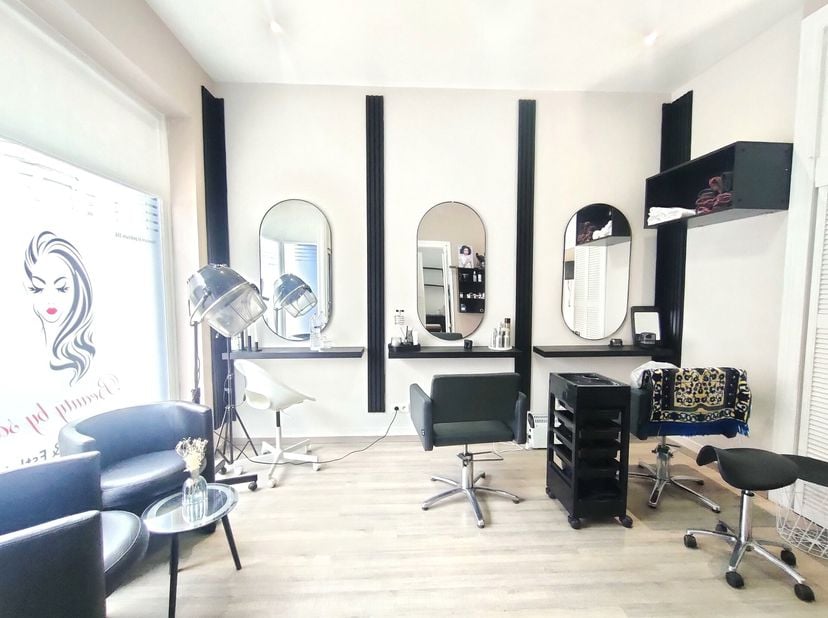 Idéalement situé à côté de Saint-Guidon | Ce rez commercial (institut de beauté/coiffure) totalise 50 m² cherche un repreneur | Il comprend trois pièc