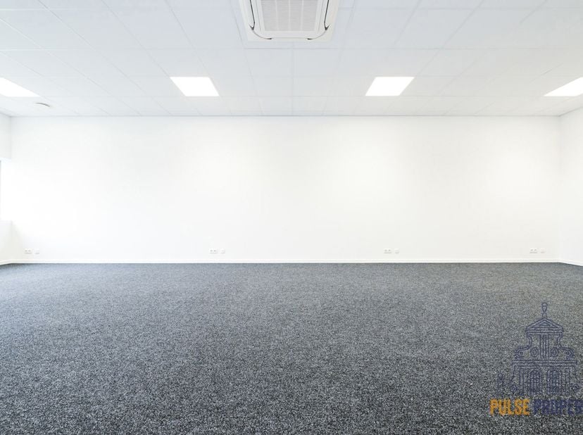 !! Exclusivité Pulse Property !! Dans un bâtiment proche du ring et facile d&#039;accès, nous vous proposons des surfaces de bureaux de +/-65m² disponibles