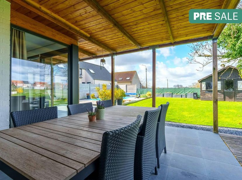 Villa moderne de plain-pied à Cayennestraat 18 à vendre sur un terrain de 546m²! La maison dispose d&#039;un jardin orienté sud-ouest avec piscine chauffée