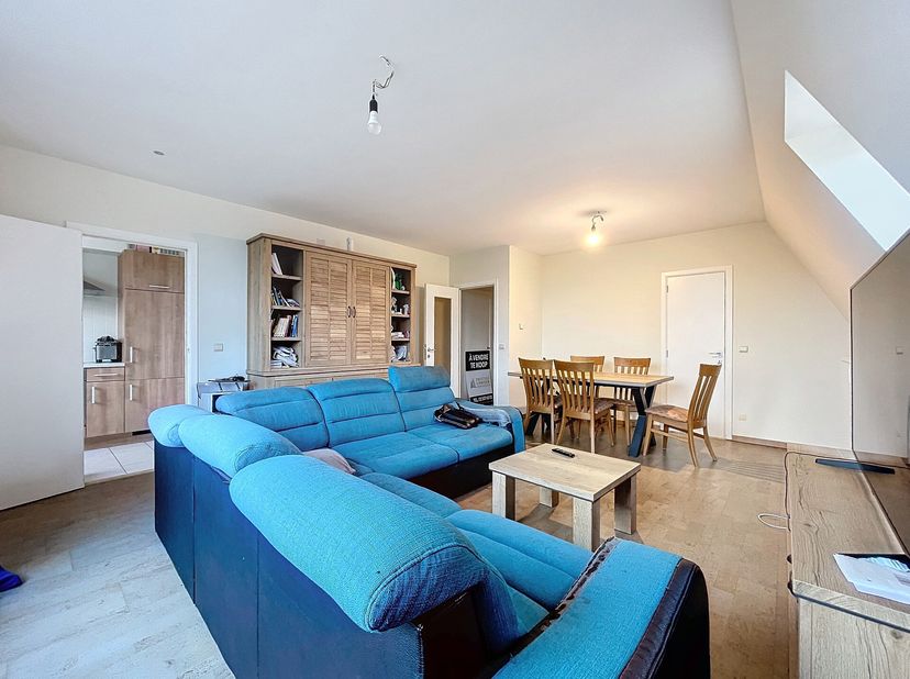 SQUARE HAYET - REF: 6655572 - BEL APPARTEMENT DE DEUX CHAMBRES AVEC BUREAU + TERRASSE!!&lt;br /&gt;
Situé au 5ème et dernier étage d&#039;une copropriété, nous v