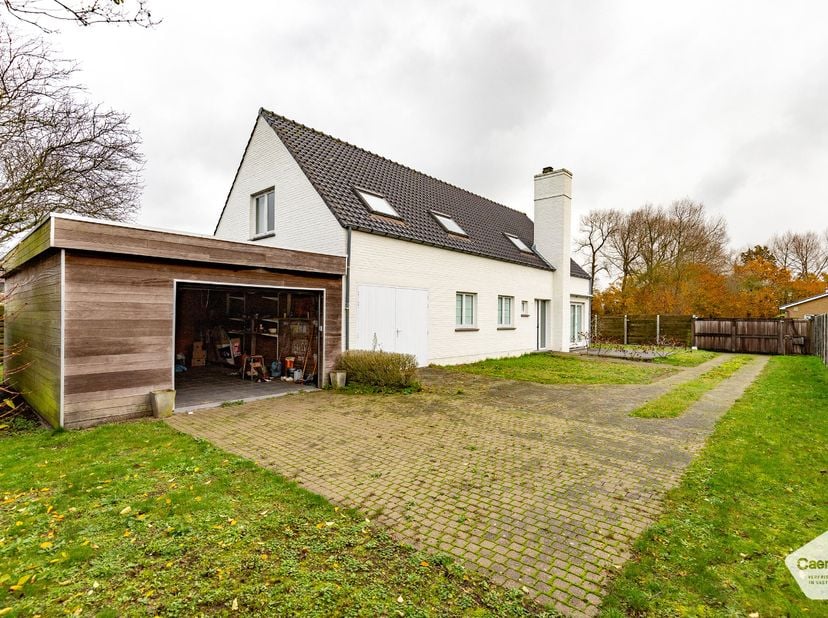 Eens de automatische schuifdeur voorbij, bevindt u zich op een mooi perceel met zowel een Oostgericht als een Zuidgericht terras.&lt;br /&gt;
&#039;s Morgens gen