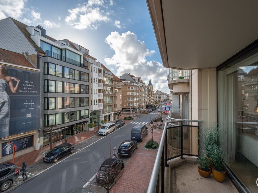 Integraal gerenoveerd 2-kamer appartement met een open zicht over het Yzepark.&lt;br /&gt;
Het pand werd in 2022 integraal vernieuwd met kwalitatieve materi