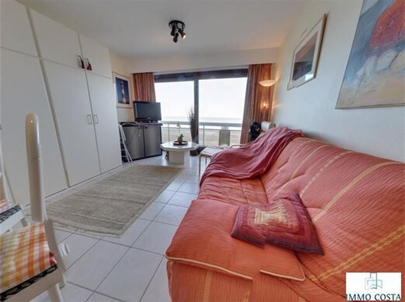 Te koop: studio op de 8ste verdieping van residentie Ster der Zee, pal op de zeedijk van Westende. Geniet van een adembenemend frontaal zeezicht vanui
