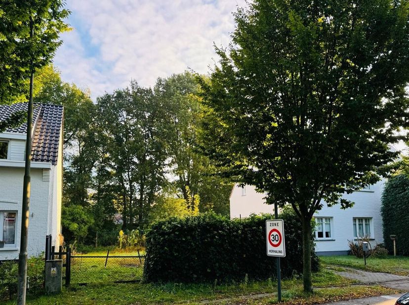 Nouvelle construction dans un cadre verdoyant et calme Sur un beau terrain à bâtir de 322m² et 10m de large, cette maison sera construite pour vous à