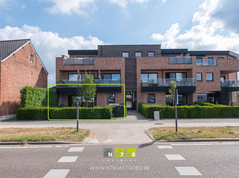 GELIJKVLOERS APPARTEMENT MET 2 TERRASSEN EN GEZELLIG STADSTUINTJE NABIJ HET CENTRUM VAN BREE.&lt;br /&gt;
ADRES&lt;br /&gt;
Millenstraat 45/1, 3960 Bree&lt;br /&gt;
TRO