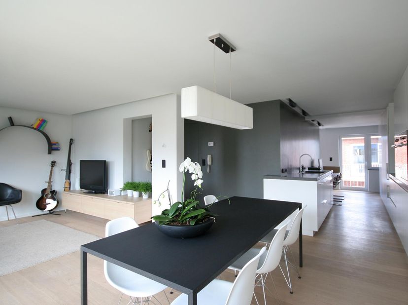 Dit prachtige, semi-gemeubelde appartement werd in 2006 volledig gestript, duurzaam gerenoveerd en afgewerkt met uitzonderlijk hoogwaardige materialen
