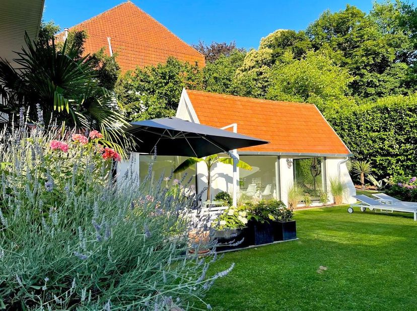 GRANDE ESPINETTE / AVENUE DES ROSES : coup de coeur : charmante villa, style &quot;cottage&quot; anglo-normand (maison unifamiliale + annexe idéale pour bureau/