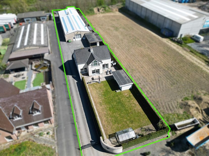 Welkom in het pittoreske Moen, waar wij u graag dit unieke pand voorstellen met de perfecte combinatie tussen wonen en werken. Op dit perceel van maar