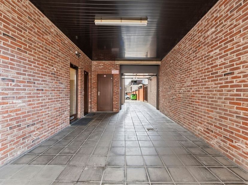 RUIM GELIJKVLOERS APPARTEMENT MET 3 SLKS EN EEN STAANPLAATS OP WANDELAFSTAND VAN HET CENTRUM VAN SINT-TRUIDEN&lt;br /&gt;
Langs de Luikersteenweg kunnen we