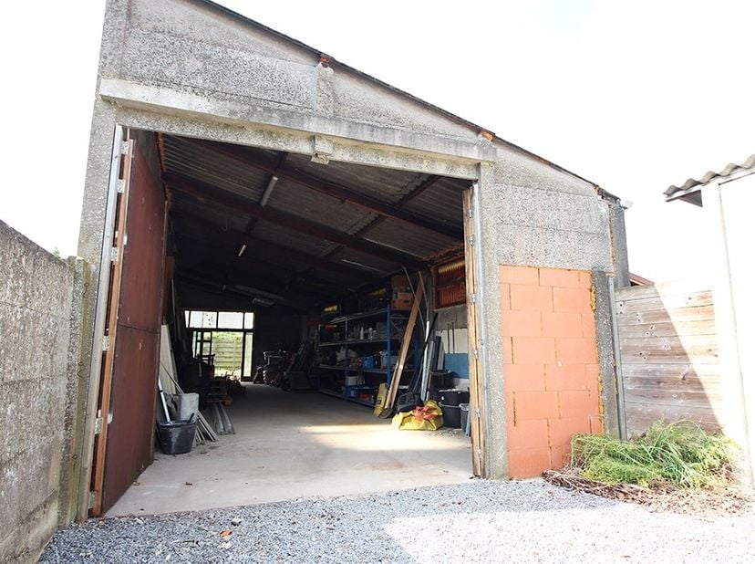 Contacteer Tim voor een bezoek: 0471 69 39 40. Deze loods van circa 80 m² is gelegen op een perceel van 150 m² en is ideaal voor opslag of als investe