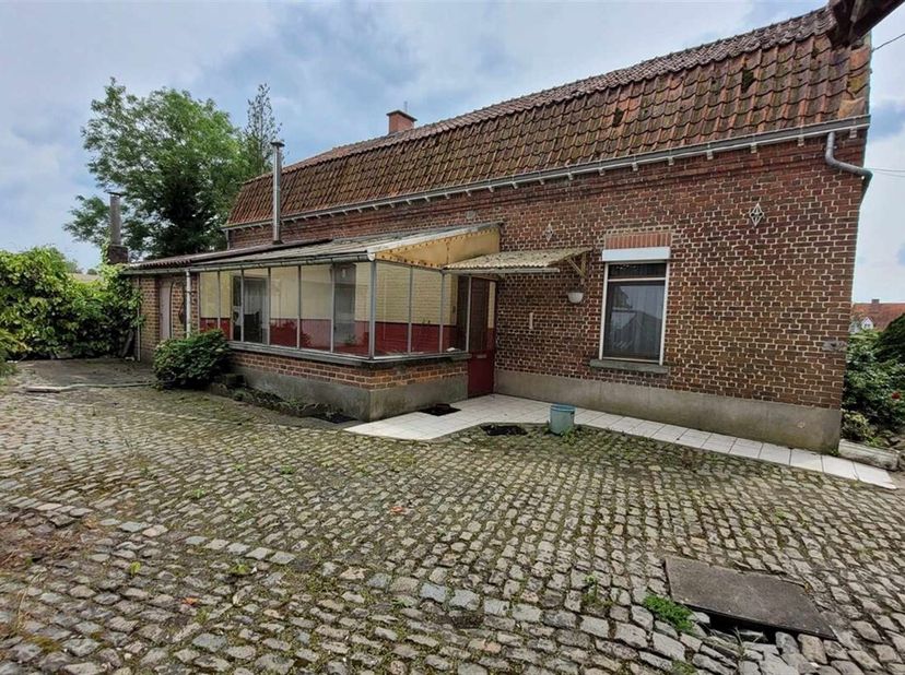 Ferme en carré à rénover, nichée dans un cadre paisible avec un chemin privatif offrant un accès exclusif.&lt;br /&gt;
Les dépendances et le corps de logis