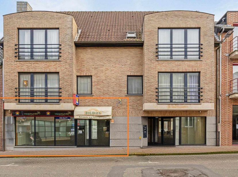 Ruim handelspand nabij centrum Zottegem&lt;br /&gt;
Gelegen op een gunstige locatie met een uitstekende bereikbaarheid, in het hart van Zottegem, omringd do