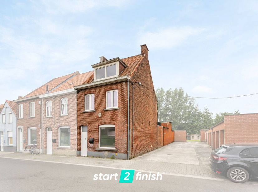 Algemeen bezoekmoment op zaterdag 23 augustus van 09u00 - 10u00 // Reservatie verplicht&lt;br /&gt;
Deze charmante halfopen woning in Izegem combineert mete