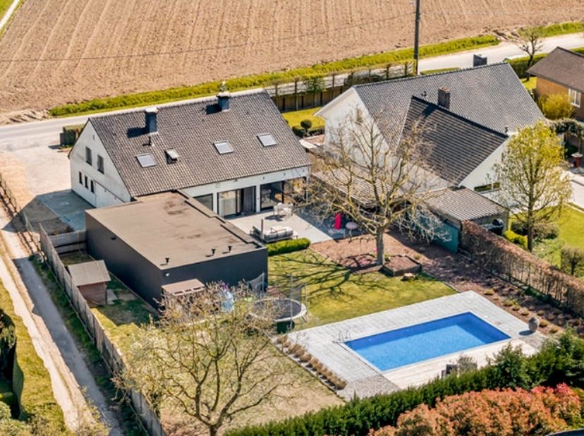 Energiezuinige, vrijstaande woning in een rustige omgeving, bestaande uit een inkomhal, slaapkamer/speelkamer, lichtrijke leefruimte met eet- en zitho