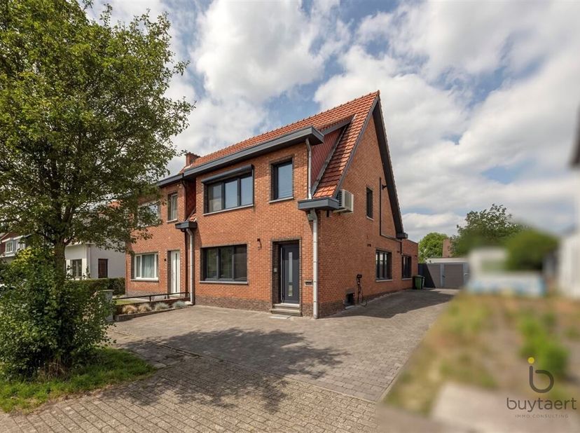 ZEER RUSTIG GELEGEN INSTAPKLARE GEZINSWONING IN RUSTIGE STRAAT!&lt;br /&gt;
Ontdek deze ruime lichtrijke familie woning, gelegen in een rustige straat net b