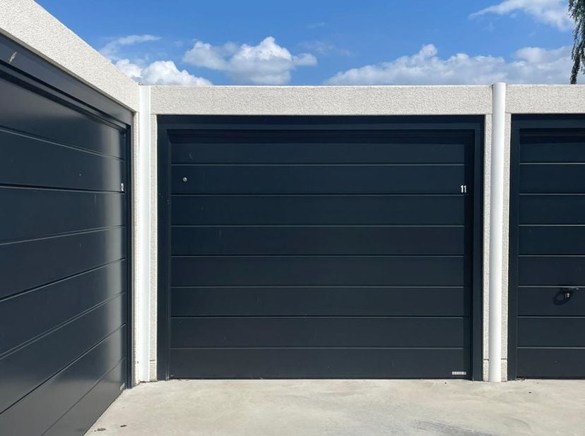 In het centrum van Sint-Eloois-Winkel, in een rustig garagecomplex, ligt garage 11 in de hoek. &lt;br /&gt;
De garage beschikt over een enkele inrijpoort, m