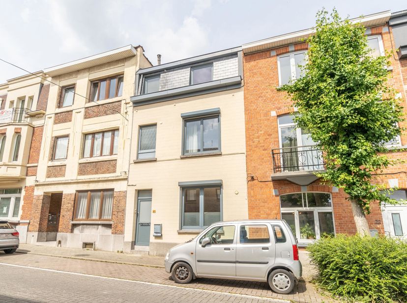 Idéalement située dans un quartier résidentiel à proximité immédiate de l&#039;avenue Georges Henri, se trouve cette maison de 165m² offrant un cadre de vi