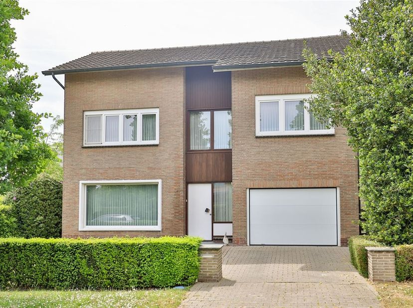In een rustige en gegeerde woonbuurt te Lint bieden wij u deze vrijstaande woning aan met vier slaapkamers. Deze goed onderhouden woning werd gebouwd