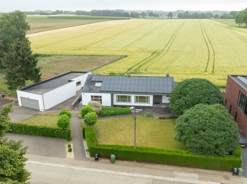 Maison favorablement située et économe en énergie (PEB B, 196kWu/m² malgré un chauffage au mazout) avec une vue magnifique sur les champs environnants