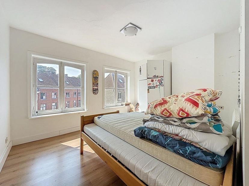 Dit eigendom, momenteel te koop, biedt een uitstekende investeringskans in de historische stad Brugge. De locatie in de Boeveriestraat, vlak bij de Sm