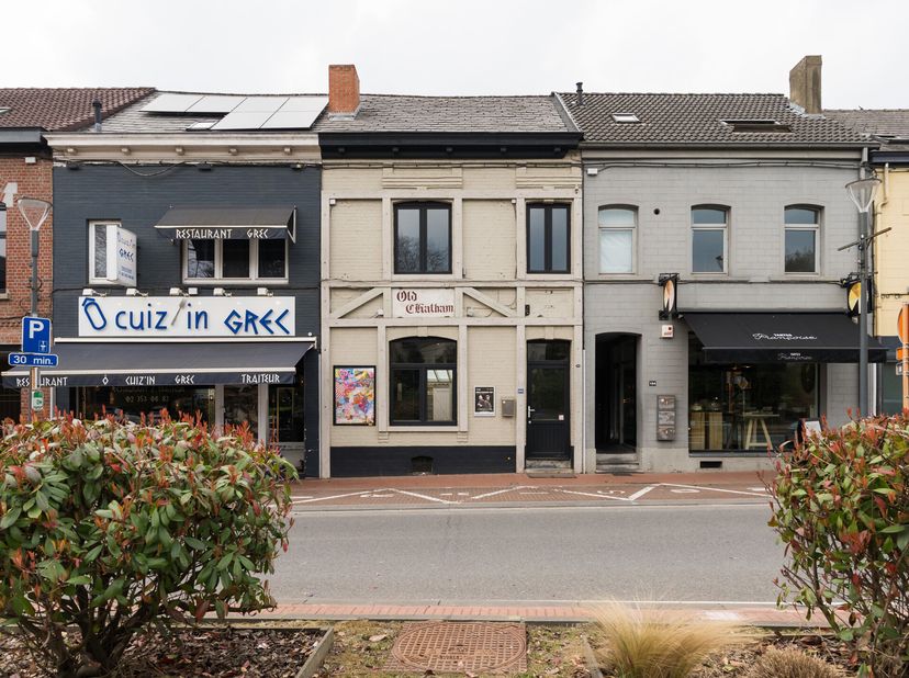 WATERLOO - CENTRE, ruim commercieel gebouw gelegen in het hart van Waterloo Centre op een terrein van 284 m². Ideale en strategische locatie voor een