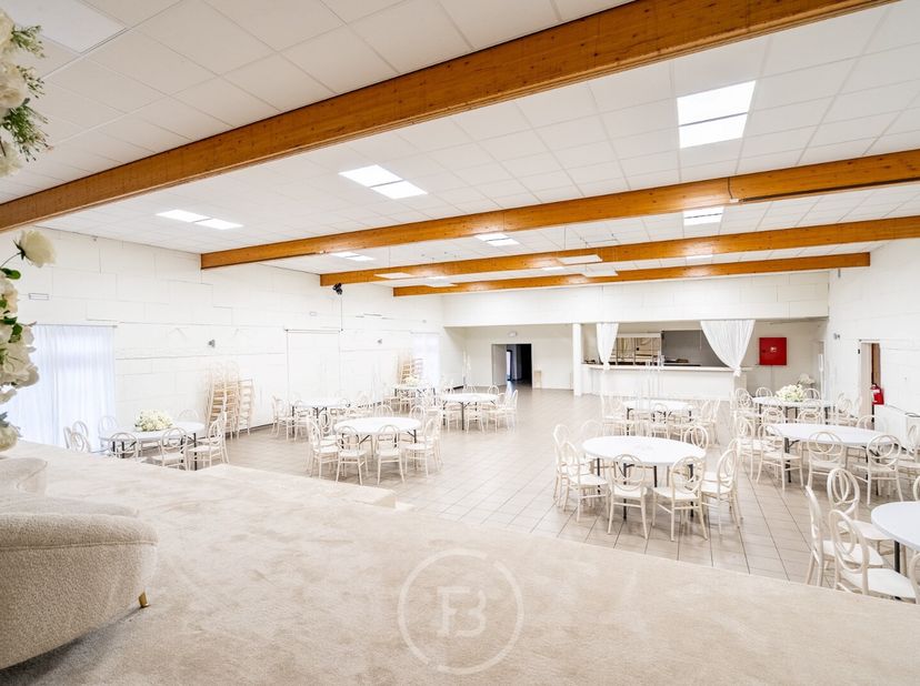 Salle de fête spacieuse de près de 700m² située dans un emplacement de choix au centre de Dendermonde. L&#039;espace est divisé en différentes salles, dont