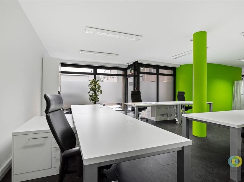 Vous êtes à la recherche d&#039;un bureau parfaitement équipé ? Cette propriété spacieuse de 420 m² offre tout ce dont vous avez besoin pour un lieu de tra
