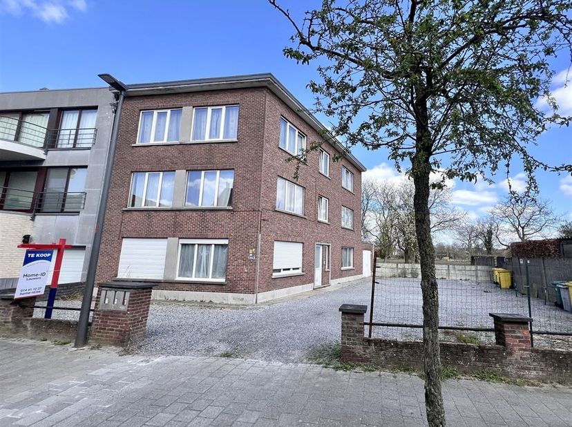 Dit instapklare gelijkvloerse appartement van 135 m² met autostaanplaats biedt een uitstekende combinatie van ruimte, comfort en een centrale ligging.