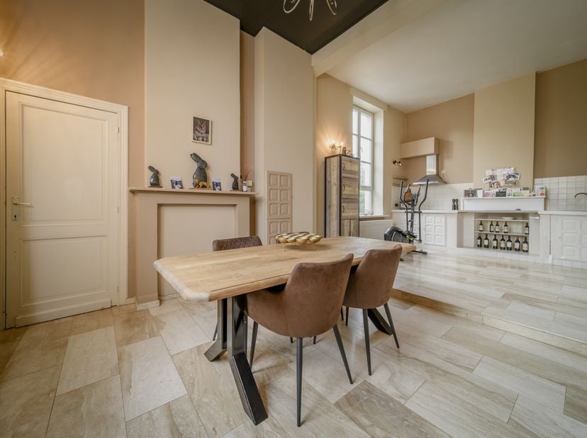Dans la Pollinkhovestraat à Pollinkhove, nous trouvons cet authentique manoir à vendre. Cette maison spacieuse d&#039;une superficie de 404 m² est située a