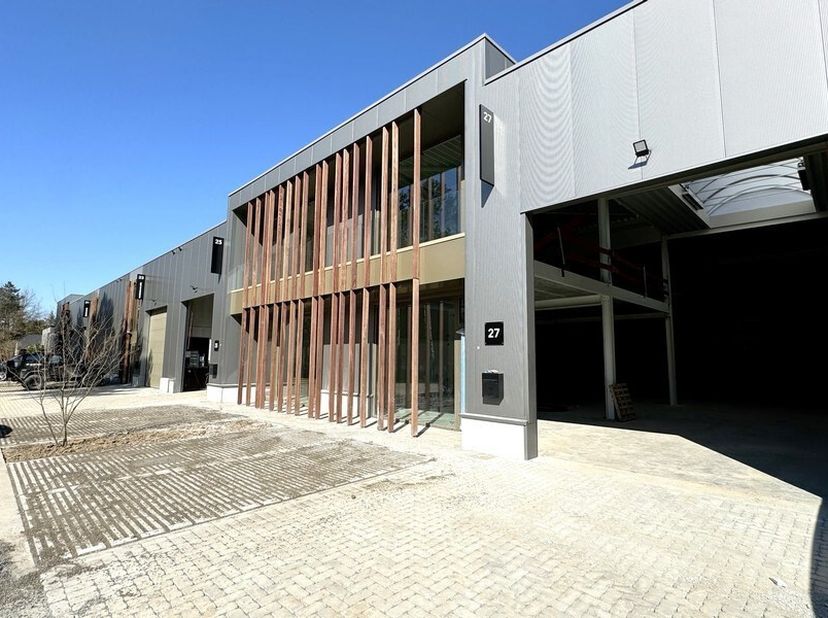 288m² entrepôt neuf avec mezzanine (57m²) et 3 places de parking dans le parc d&#039;entreprises de Wouw&lt;br /&gt;
Emplacement : stratégiquement situé dans le