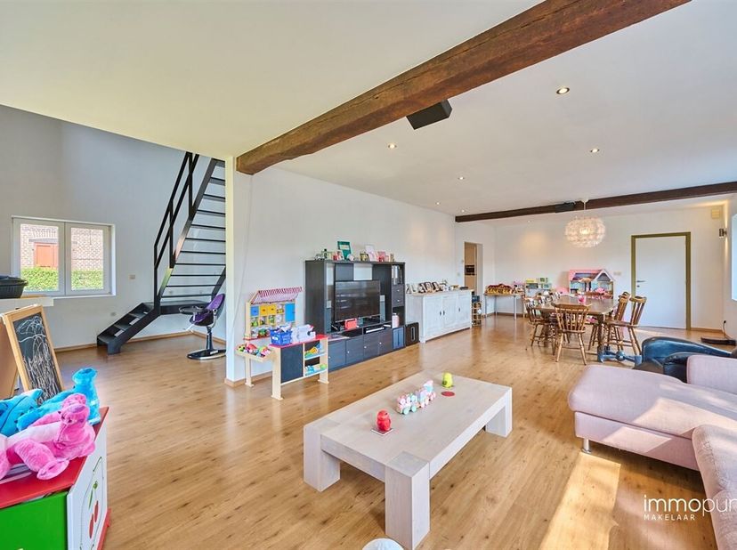 Riante, verder af te werken hoevewoning op een perceel van 12a 80ca. De woning is gelegen in een rustige, landelijke omgeving met veel groen en uitzic