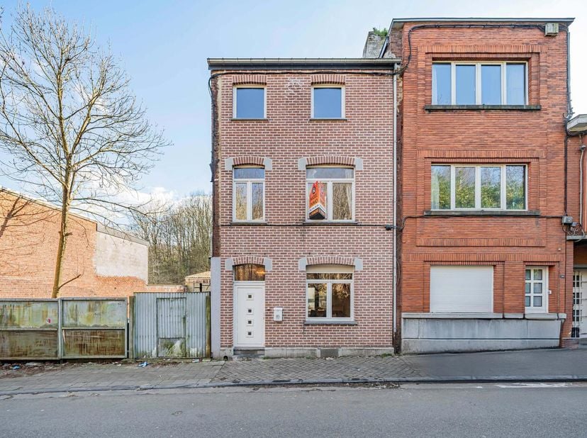 EXCLUSIVITÉ CHEZ NIGEL IMMO  CHARMANTE MAISON A Liège !&lt;br /&gt;
Nigel IMMO a le plaisir de vous présenter cette spacieuse maison 3 façades de 181 m², id