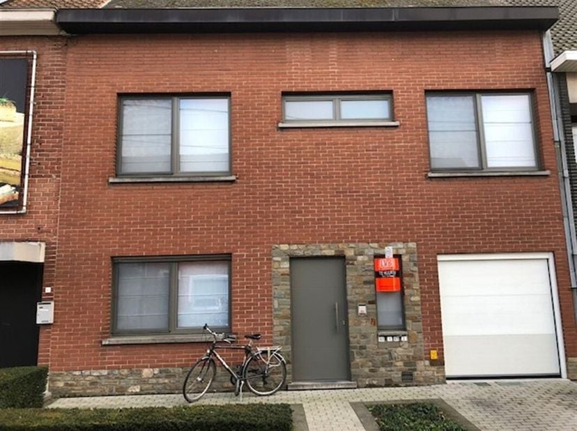 Gelijkvloers appartement met tuin : inkom, living, modern ingerichte keuken, badkamer, 2 slaapkamers, garage met automatische poort, terras en tuin. G