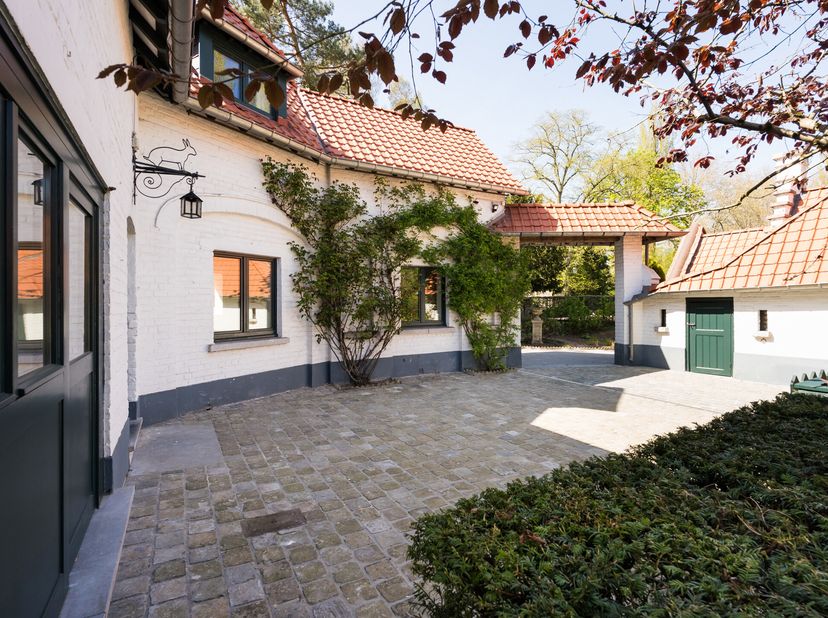 WOLUWE-SAINT-PIERRE, entre lAvenue de Tervuren et le Boulevard de la Woluwe, dans un splendide DOMAINE privé et sécurisé de 2,32 hectares. Cette magni