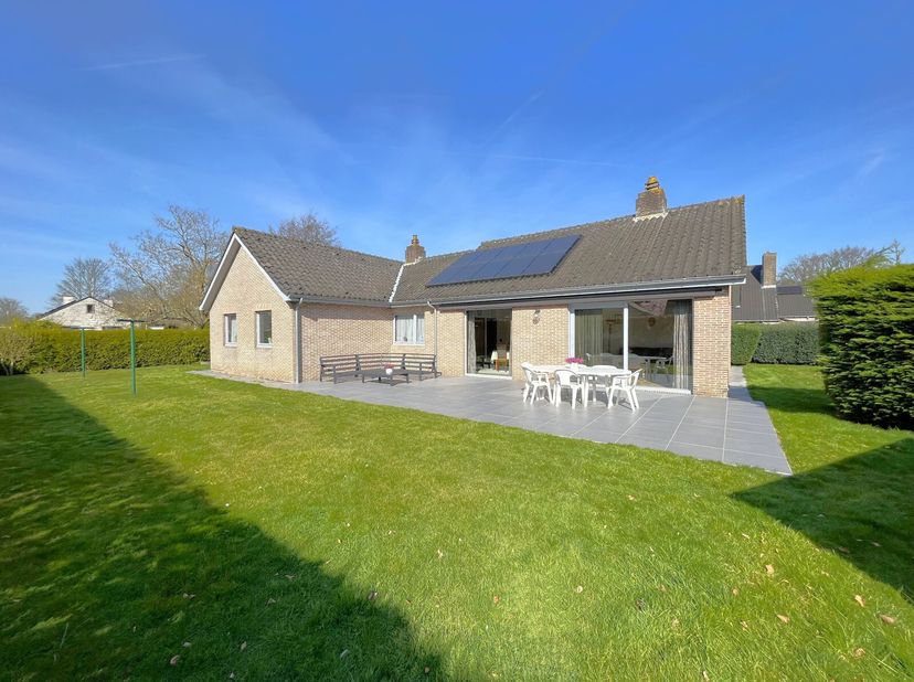 Op een residentiële ligging in de wijk Hermitage vinden we deze vrijstaande villa op een mooi zongericht hoekperceel van 849 m². Indeling: inkomhal me