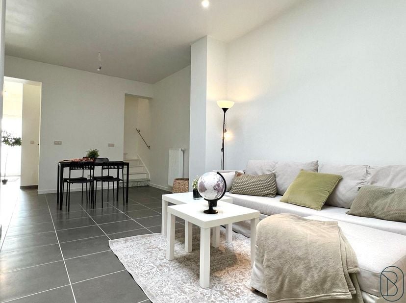 Mooi gerenoveerde grote woning met 4 SLAAPKAMERS en 2 badkamers. Modern, Instapklaar, alles vernieuwd !! INDELING: ruime inkomhal, bureau, gezellige l