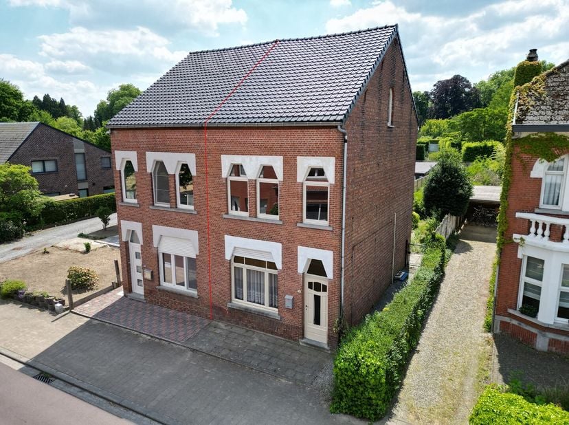 Deze te renoveren half open bebouwing op 3a 38ca in Wespelaar wacht op creatievelingen die van deze woning een comfortabele en gezellige thuis kunnen