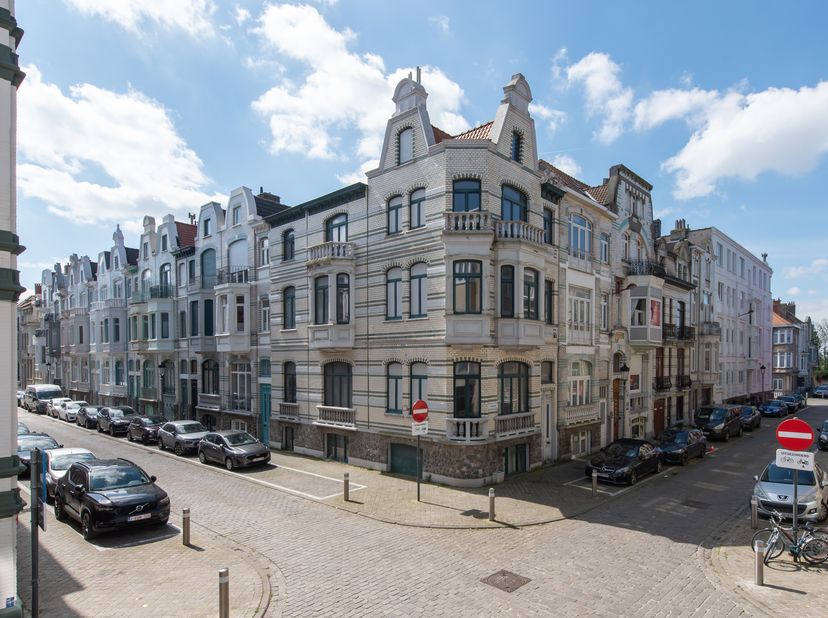 Cet appartement lumineux à vendre est situé au premier étage de la Residentie Aïda, au coin de la Velodroomstraat et de la Frans Musinstraat à Ostende