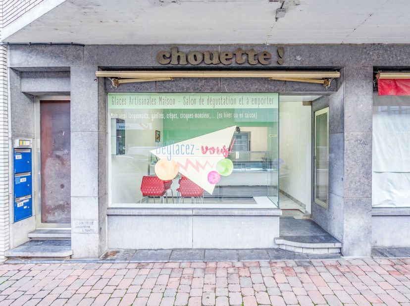 EASYHOME vous propose ce rez-de-chaussée commercial idéalement situé en plein centre de Hamoir dans une copropriété. Cet ancien glacier offre un fort