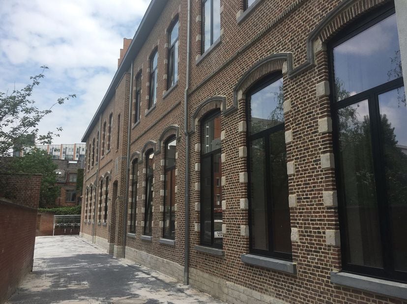 Nieuwe studentenkamer met eigen sanitair op gelijkvloerse verdieping. De kamer is gemeubeld met bed, bureau, koelkast en kleerkast. De verlichting en