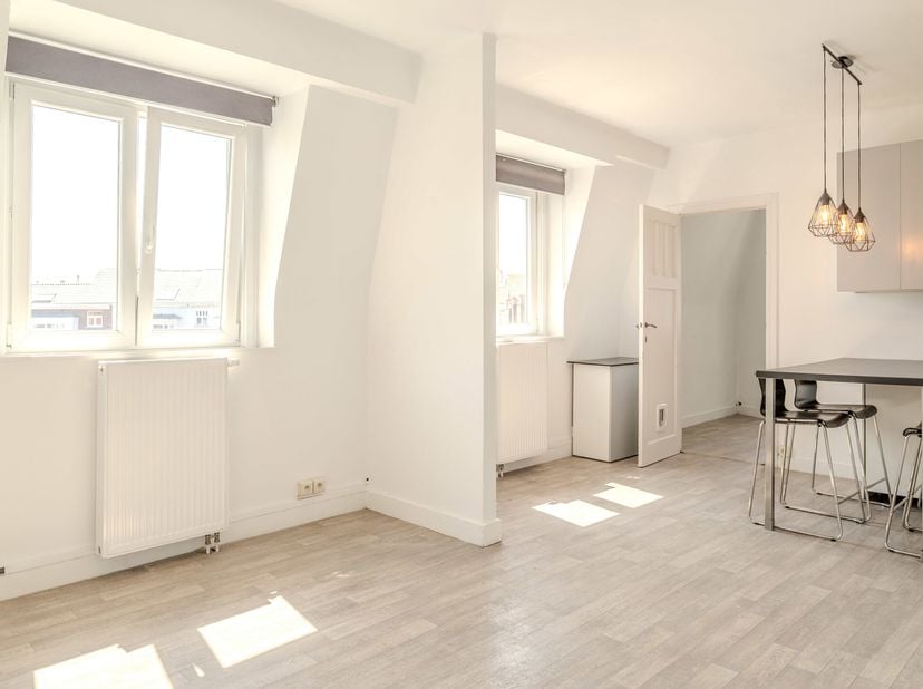 A deux pas de toutes les facilités, découvrez ce bel appartement (85m²) 2 chambres + bureau situé au 4ème et dernier étage. L&#039;appartement se compose c