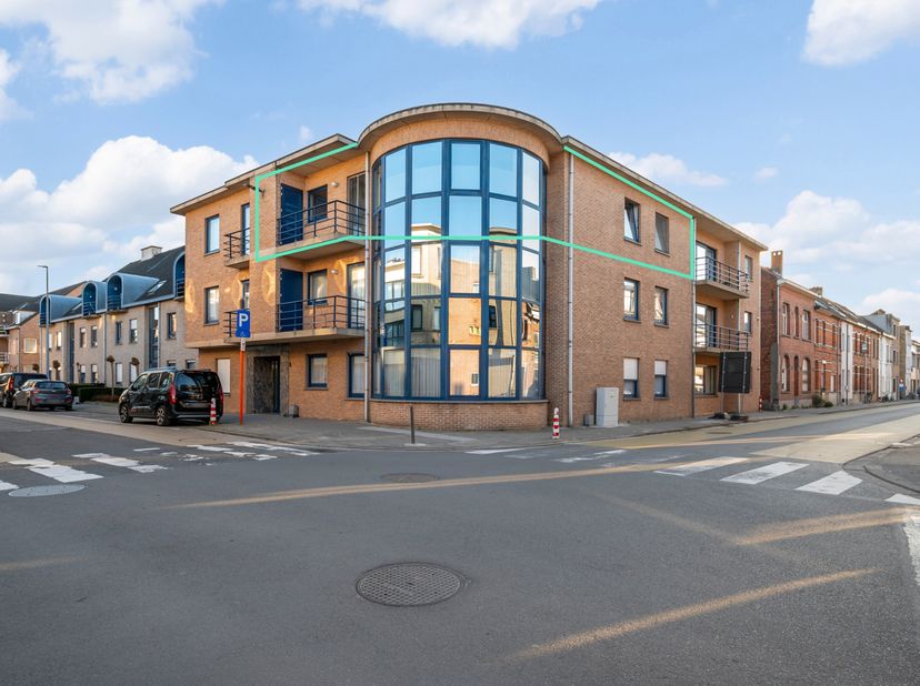 Dit ruim appartement heeft volgende indeling: een inkomhal, een ruime en lichtrijke living, een grote ingerichte keuken, een berging, 2 slaapkamers en
