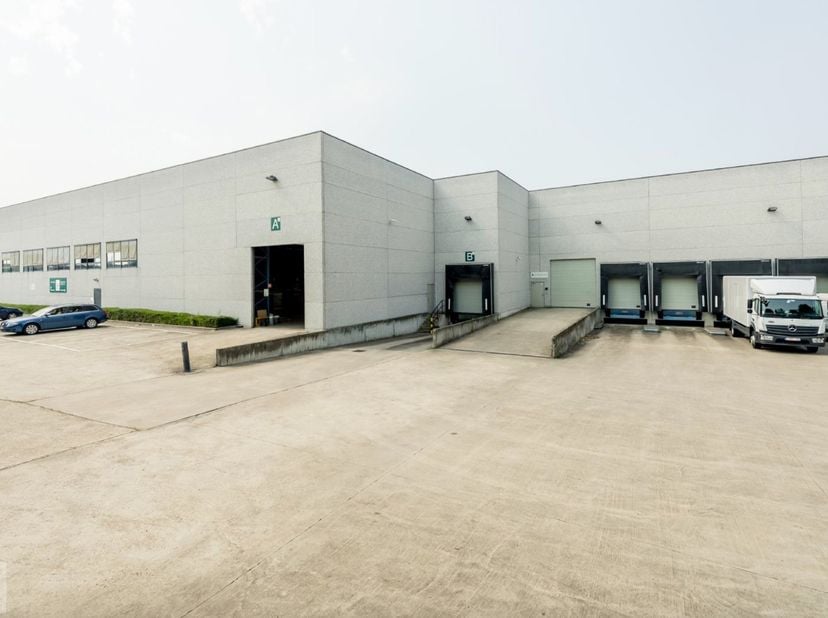Vous recherchez un site logistique stratégiquement situé à proximité du ring de Bruxelles ? A partir du 1er juillet 2025, un espace d&#039;entrepôt fonctio