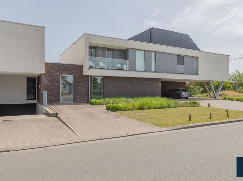 Dit prachtige gelijkvloerse appartement is ideaal gelegen in het centrum van De Pinte, op wandelafstand van winkels, openbaar vervoer, en andere voorz