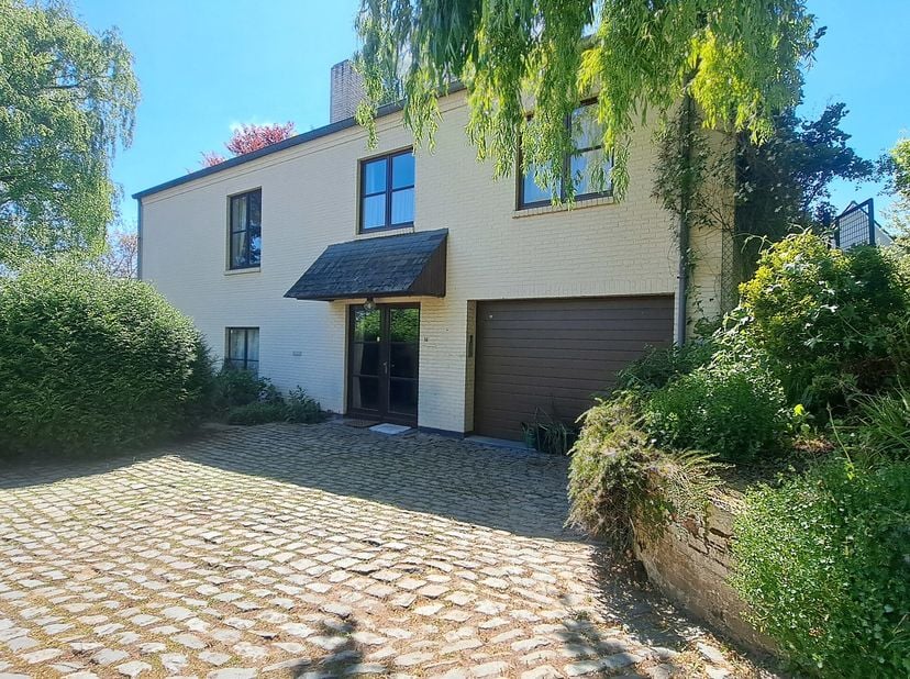 Éléments favorables :&lt;br /&gt;
- villa de caractère&lt;br /&gt;
- région à excellente connotation immobilière (Brabant Wallon)&lt;br /&gt;
- superficie du terrain de