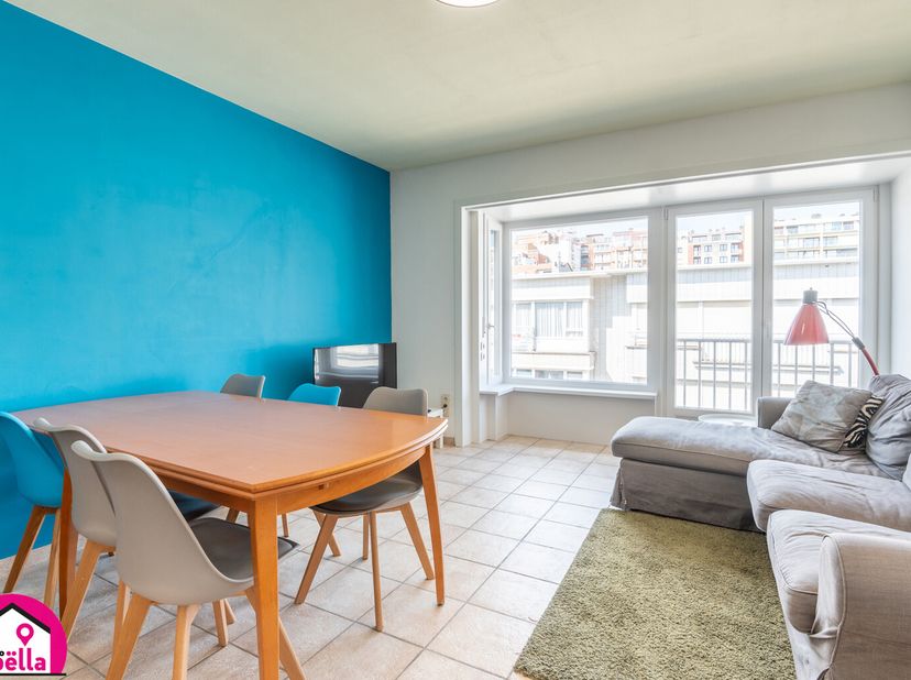 Te koop: gemeubeld twee-slaapkamer appartement, stapvoets van zee en strand!Dit charmante appartement biedt een lichtrijke leefruimte met een open, vo