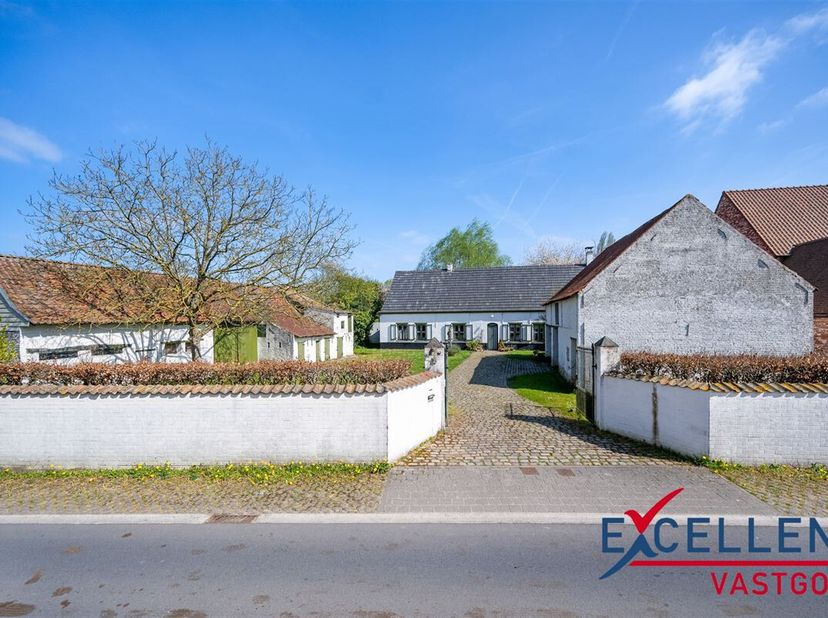Een authentieke hoeve verscholen tussen het groen, deze uitzonderlijke eigendom combineert authentieke charme, comfort én eindeloze mogelijkheden. Via